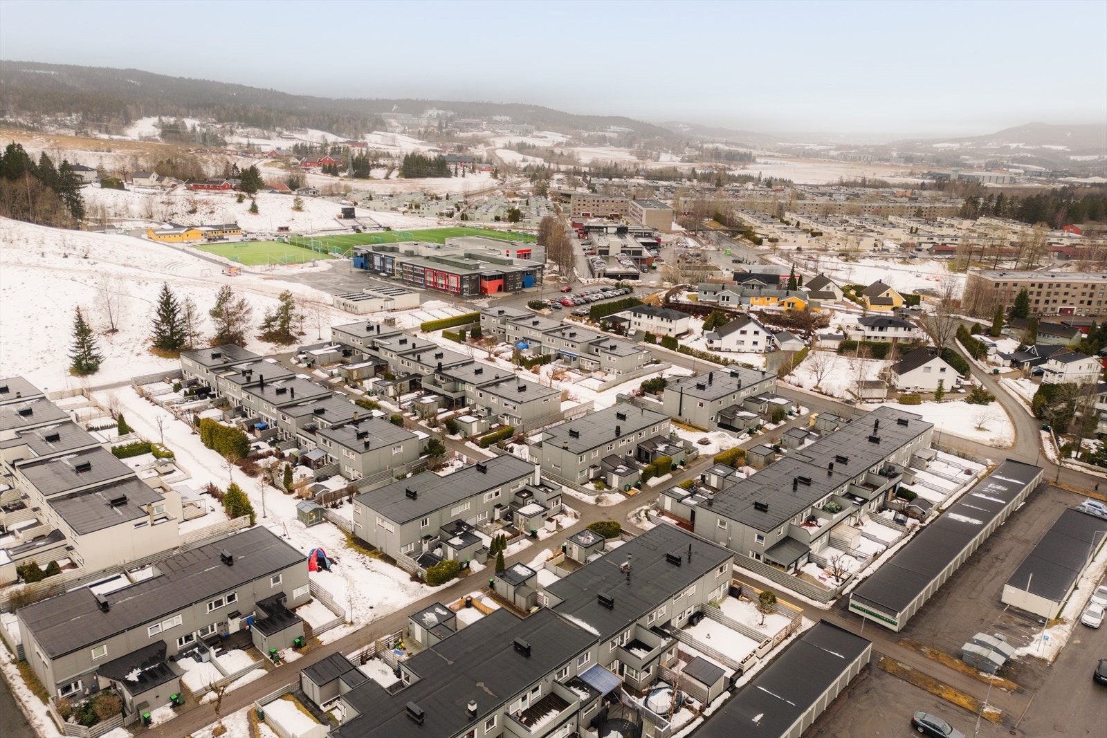 Fra boligen er det kot gangavstand til skolen som du se øverst i bildet. Videre er det kort avstand til Skjetten senter, treningsstudio med mer. Galleribilde