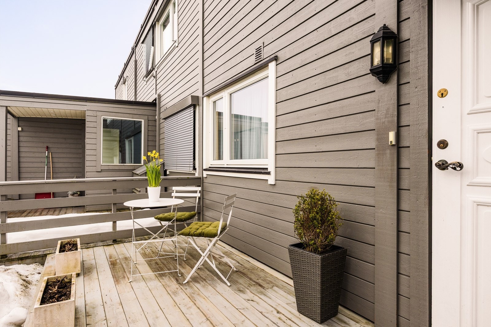 Nåværende eier har bygd en fin platting ved inngangspartiet. Galleribilde