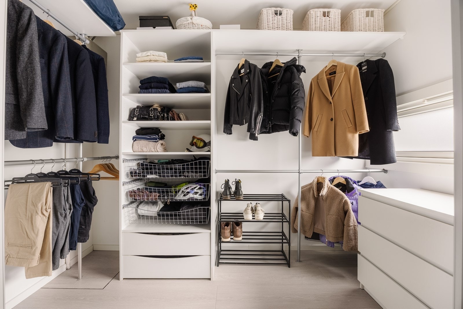 En perfekt garderobe i tilknytning til entréen, helt supert for en aktiv barnefamilien. Galleribilde