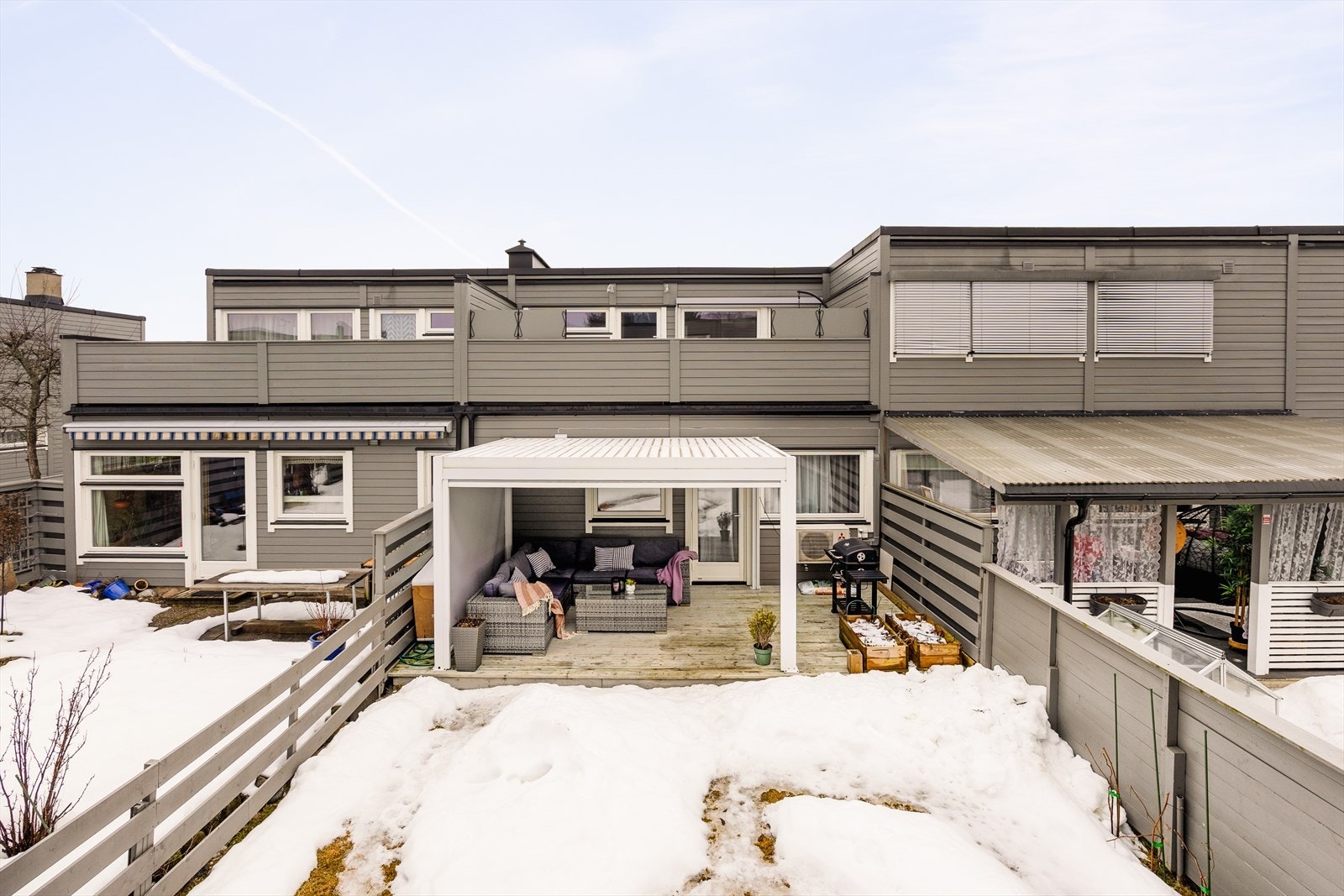 Boligen har 3 uteplasser. En balkong, en stor hage og og en terrasse/hage på fremsiden. Galleribilde