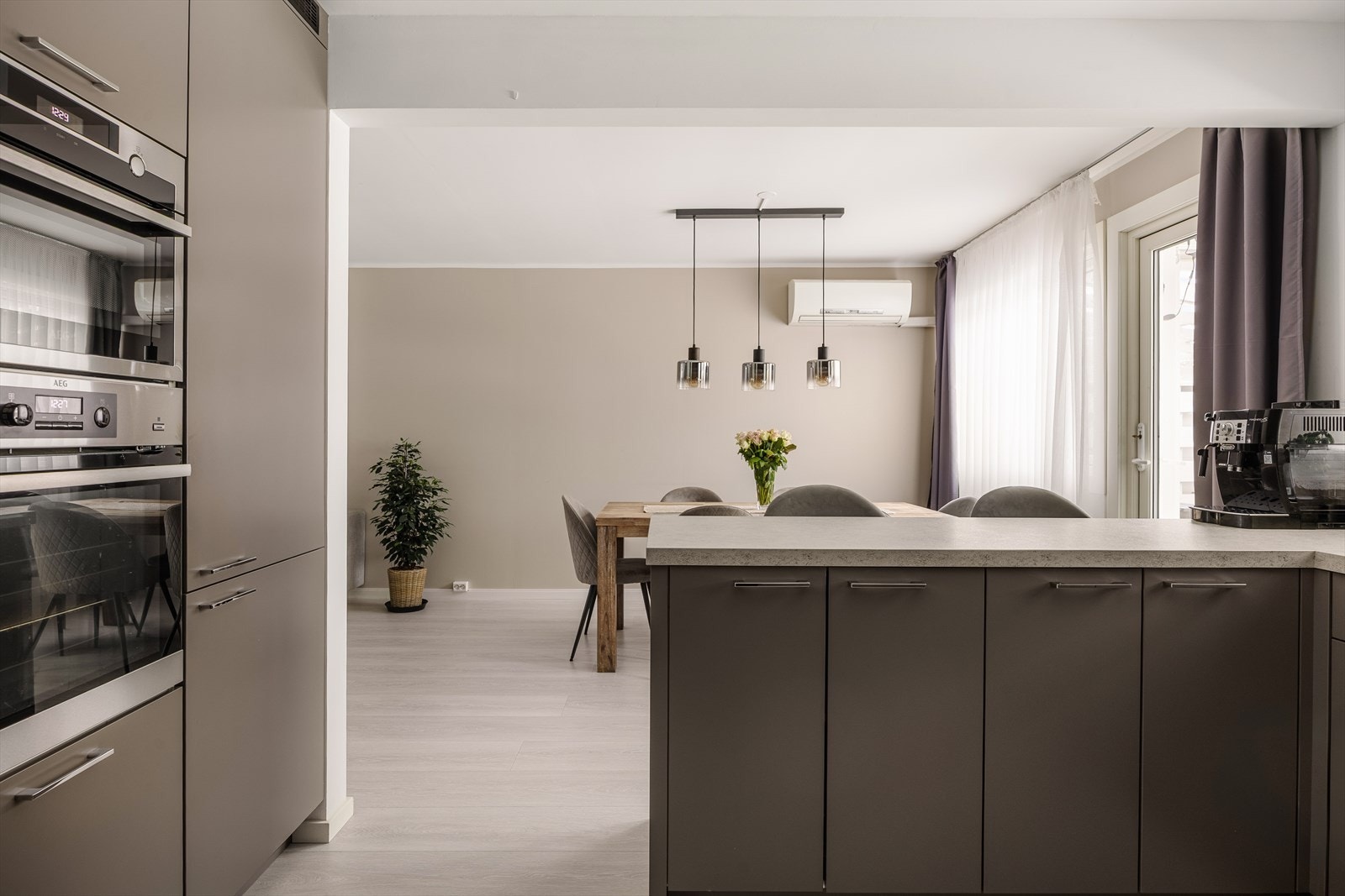 Kjøkkenet ligger i L-form med stuen, som gir et tilbaketrukket, men sosialt rom. Galleribilde