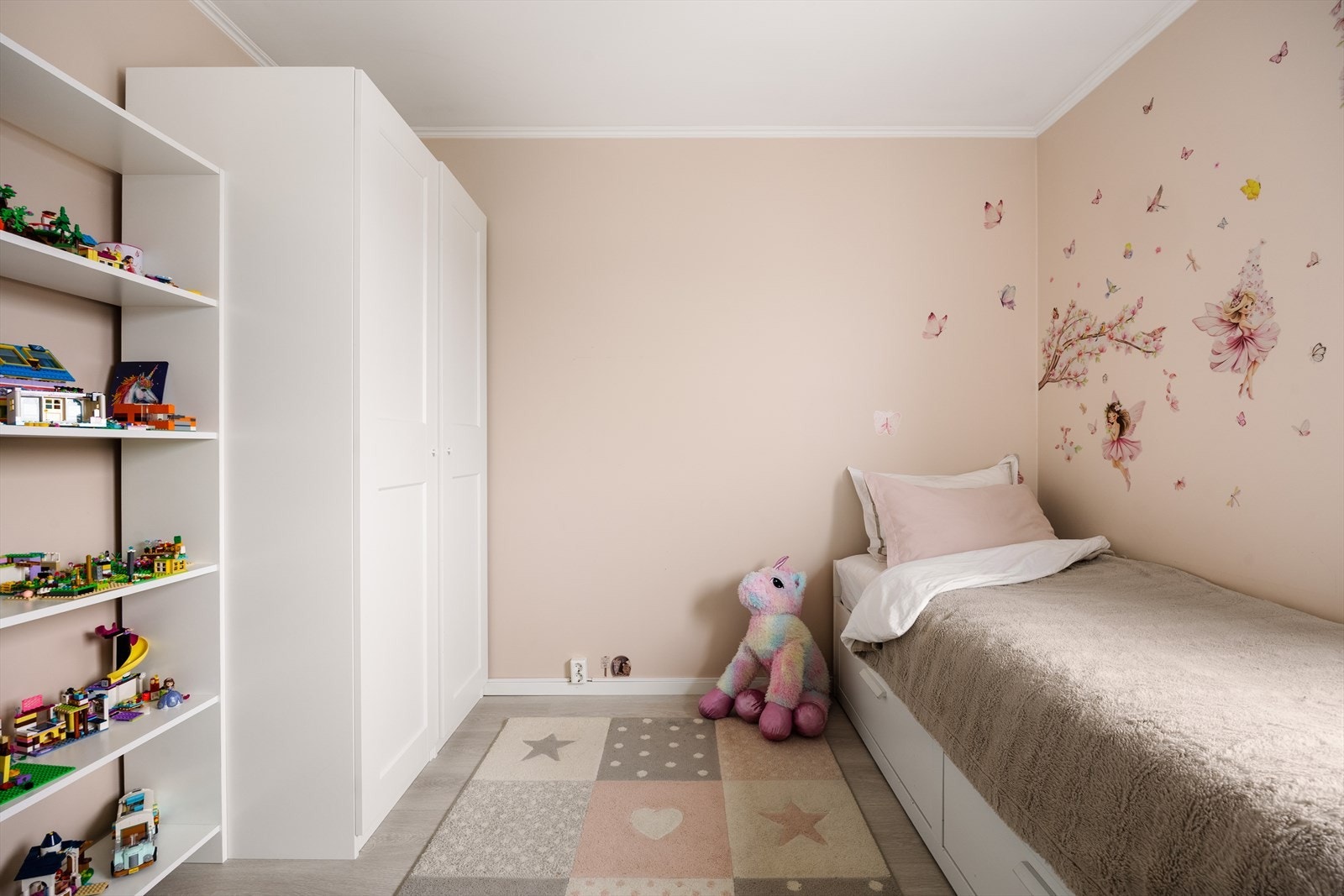 Det 3. soverommet er tilsvarende lyst og moderne som øvrige. Her er det også screens. Galleribilde