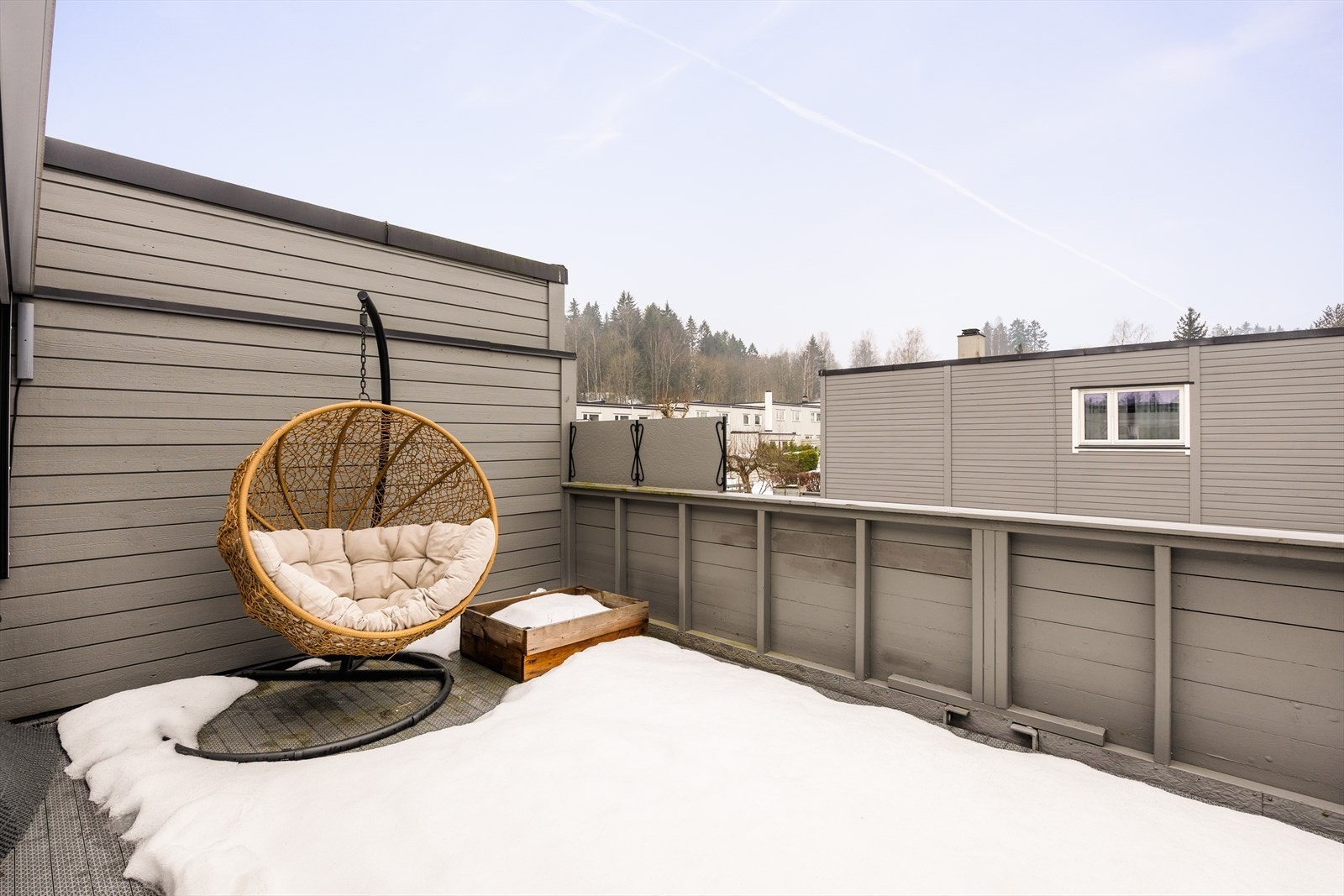 Balkongen er romslig og ligger skjermet til. Galleribilde