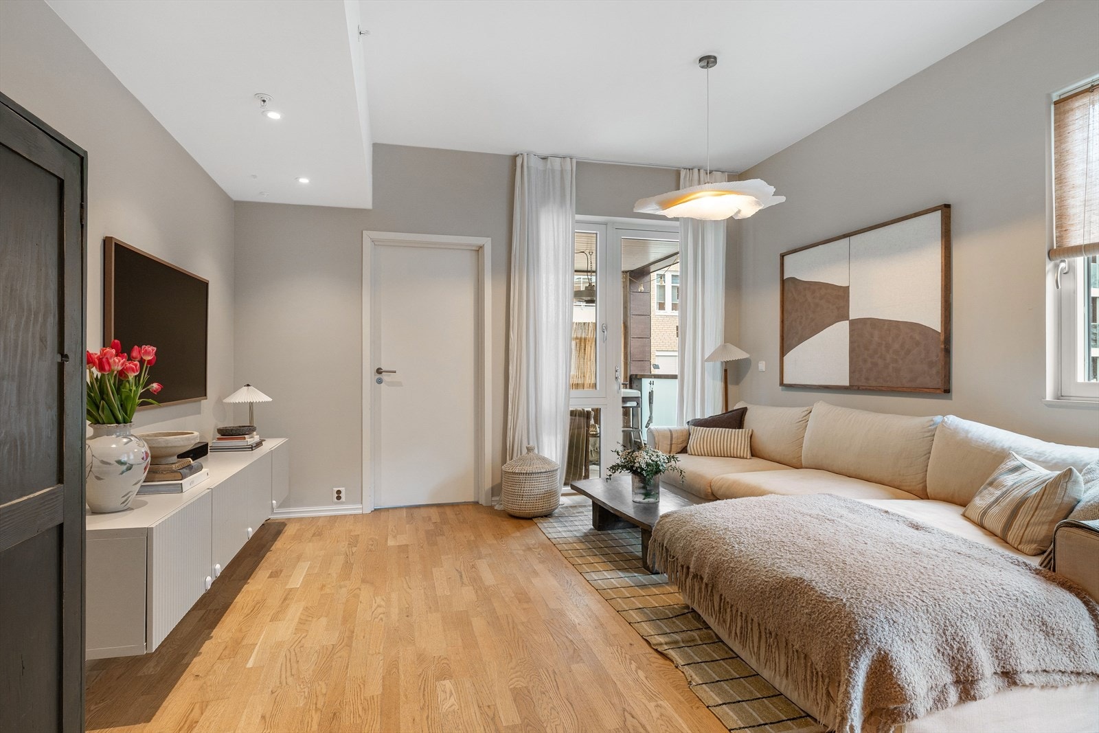 God plass til en romslig sofagruppe i stuen. Galleribilde