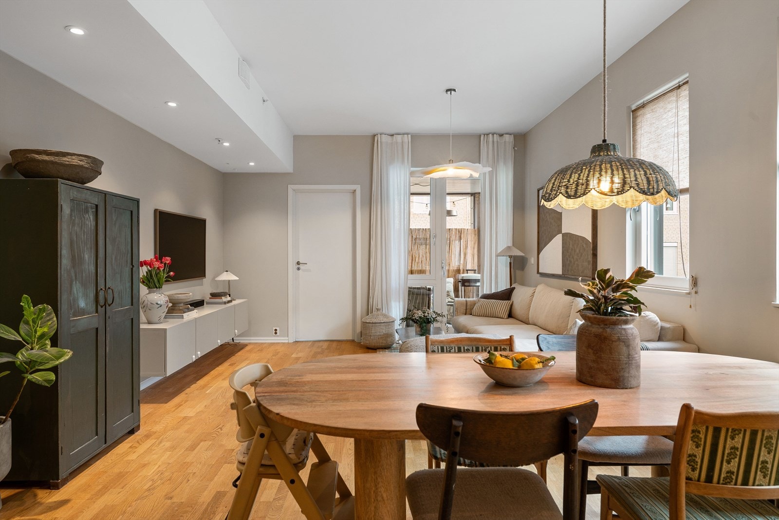 Lys og lekker stue med god takhøyde som gir en luftig og innbydende atmosfære. Galleribilde