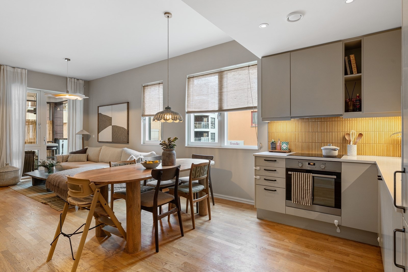 Spisestue med plass til hele familien. Galleribilde