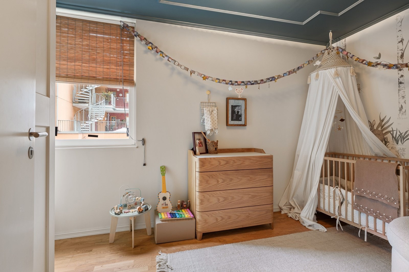 Romslig og innbydende soverom nr. 2 med fleksible møbleringsmuligheter. Galleribilde