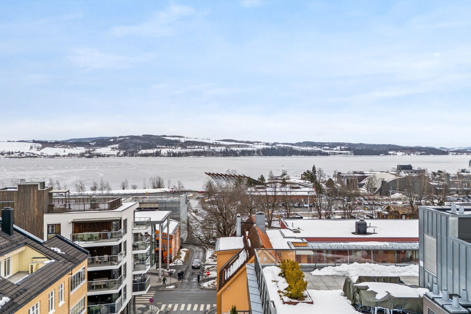 Fra takterrassen får du en imponerende utsikt over Mjøsa og omkringliggende landskap. Galleribilde