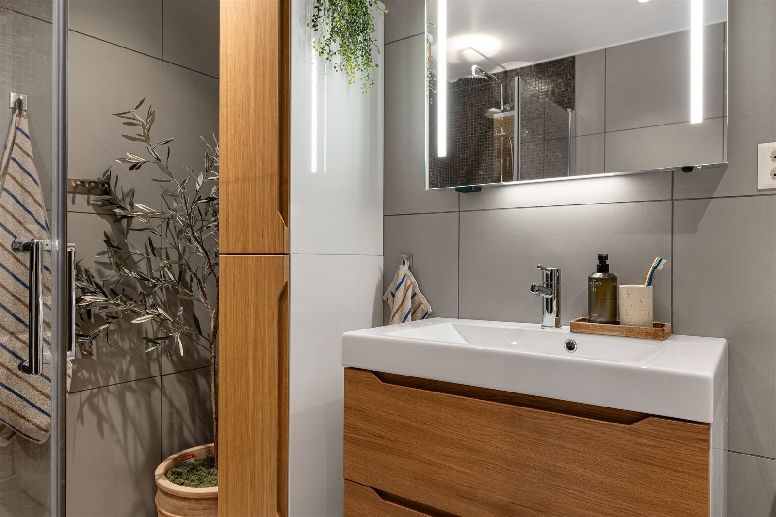 Innredning med glatte fronter og heldekkende servant. Nye fronter på innredning i 2023. Galleribilde