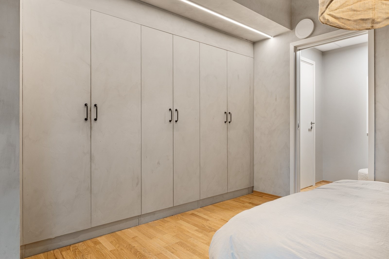 Stort og elegant integrert skap som kombinerer funksjonalitet og stil. Galleribilde