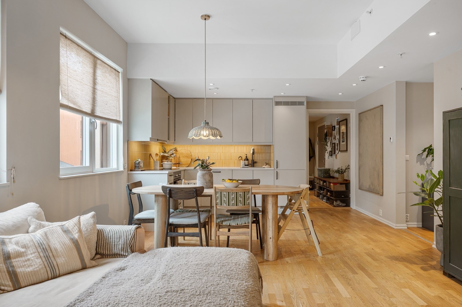 Stue og kjøkken har harmoniske og lune fargekombinasjoner som skaper en hyggelig atmosfære. Galleribilde