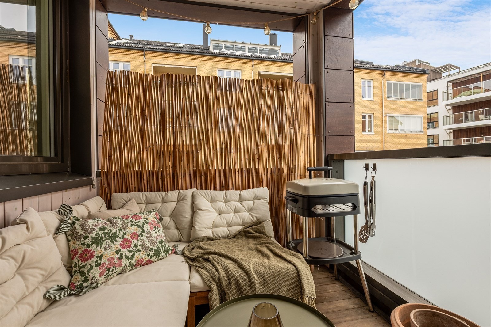 Koselig balkong med gode muligheter for grilling og sosiale stunder med venner og familie. Galleribilde