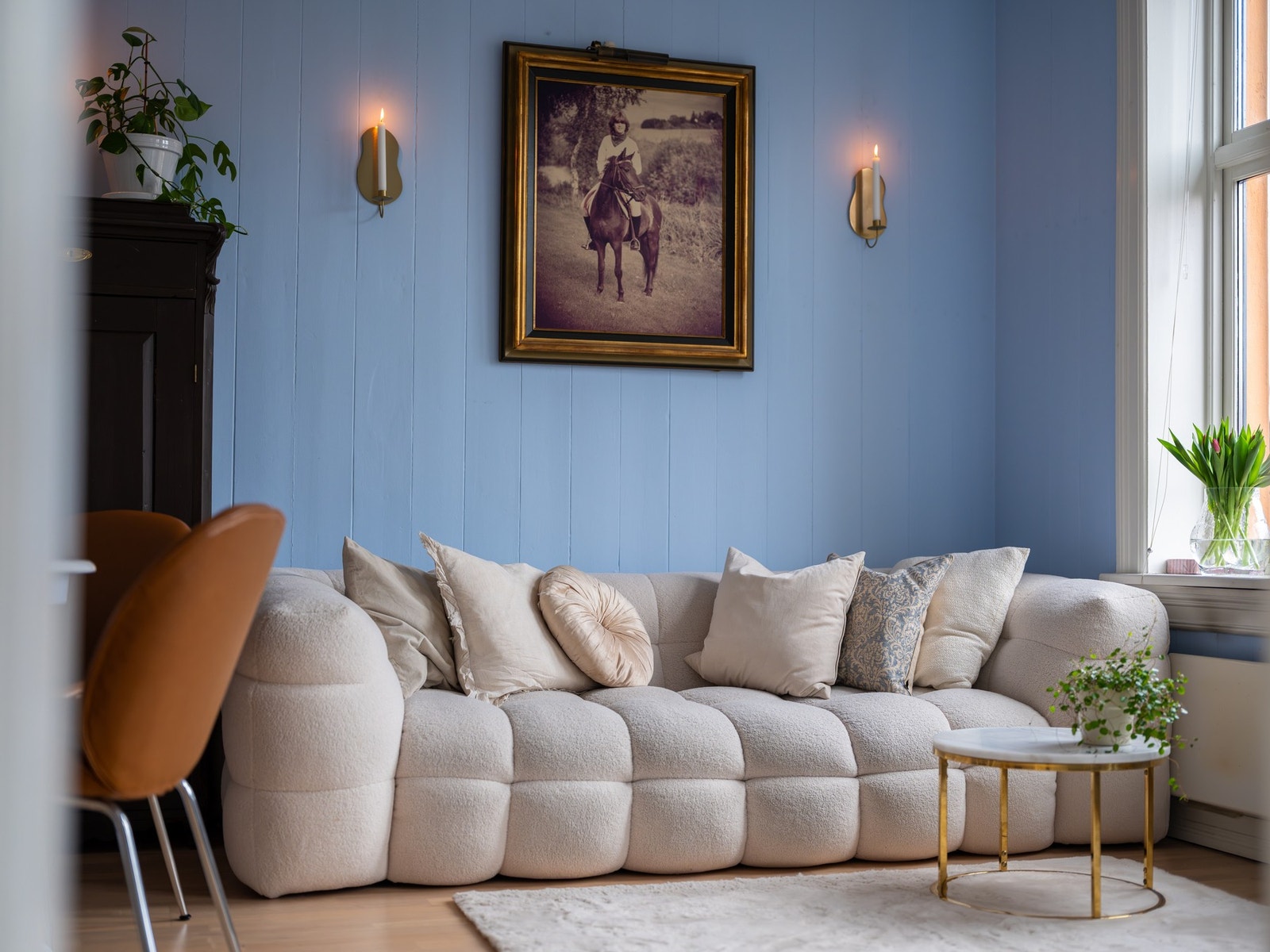 Stuen har god plass til sofa, salongbord og tilhørende mediemøblement. Galleribilde