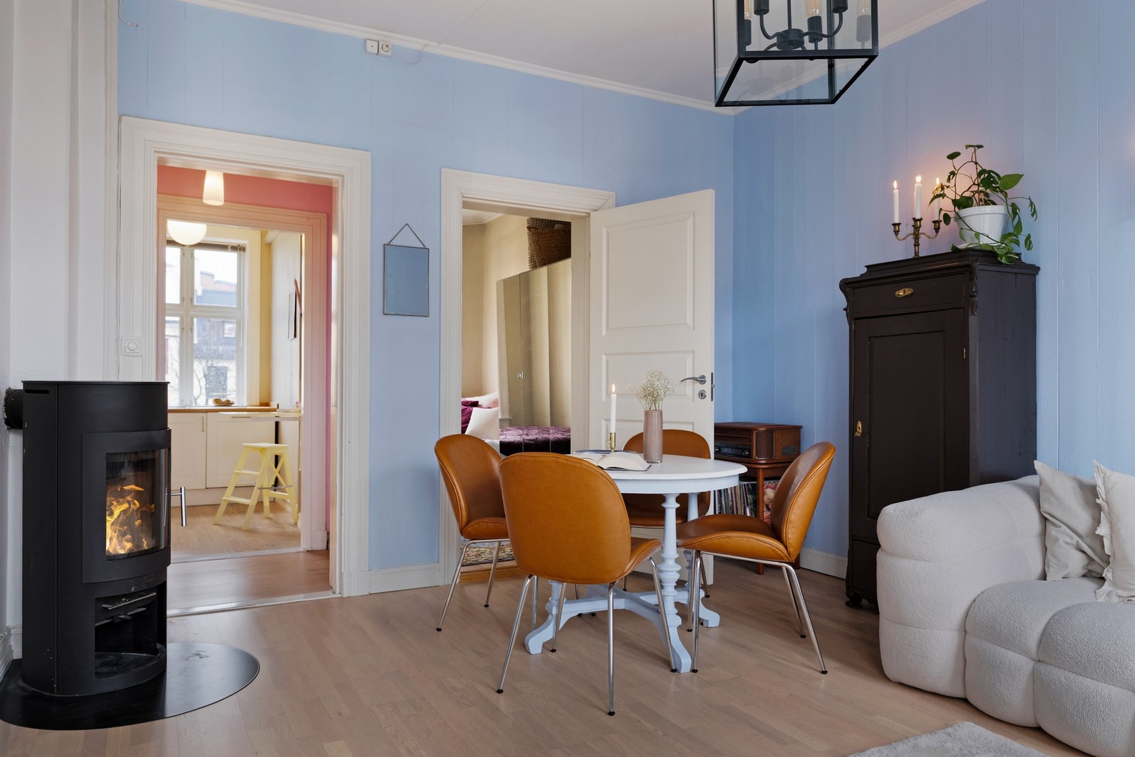 Dette er rommet for sosiale sammenkomster i selskap med venner, gode middager og avkobling. Galleribilde