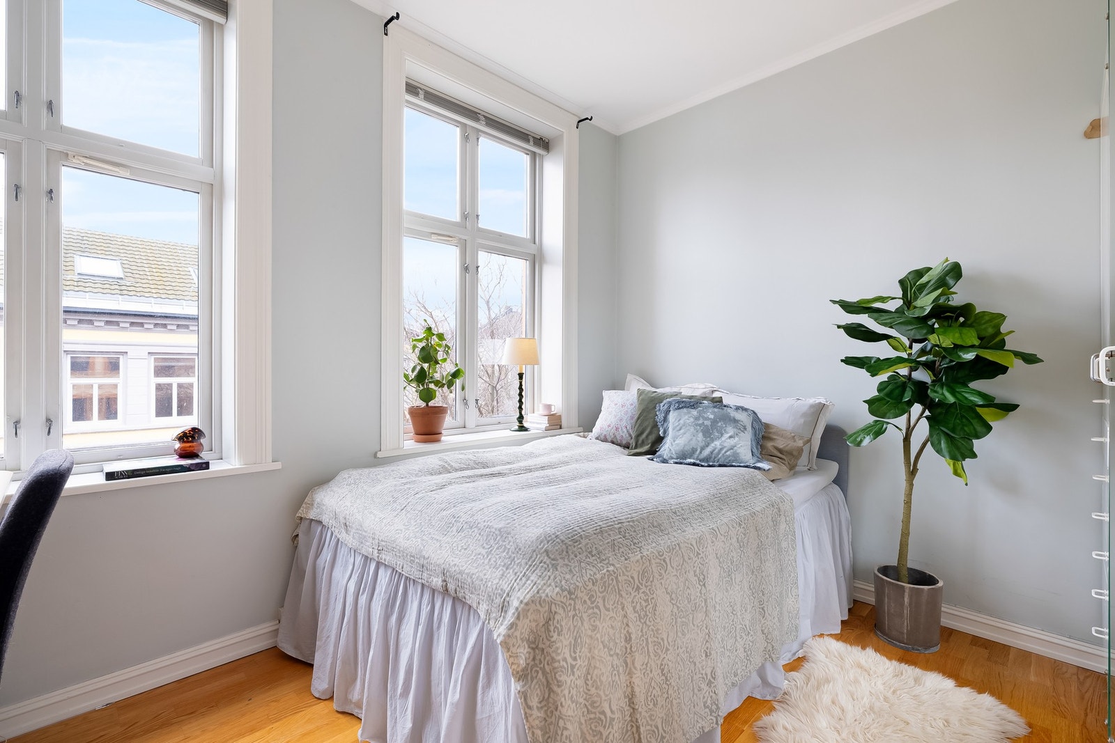 Boligen har to gode soverom plassert på hver sin ende av leiligheten. Galleribilde