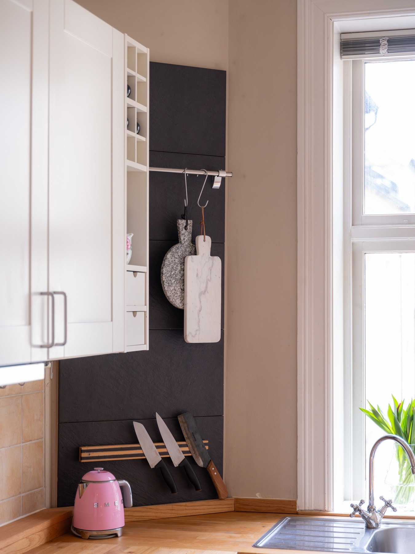 Det er lagt fliser over benk, i tillegg til at det er montert stikkontakter og belysning under overskapene. Galleribilde