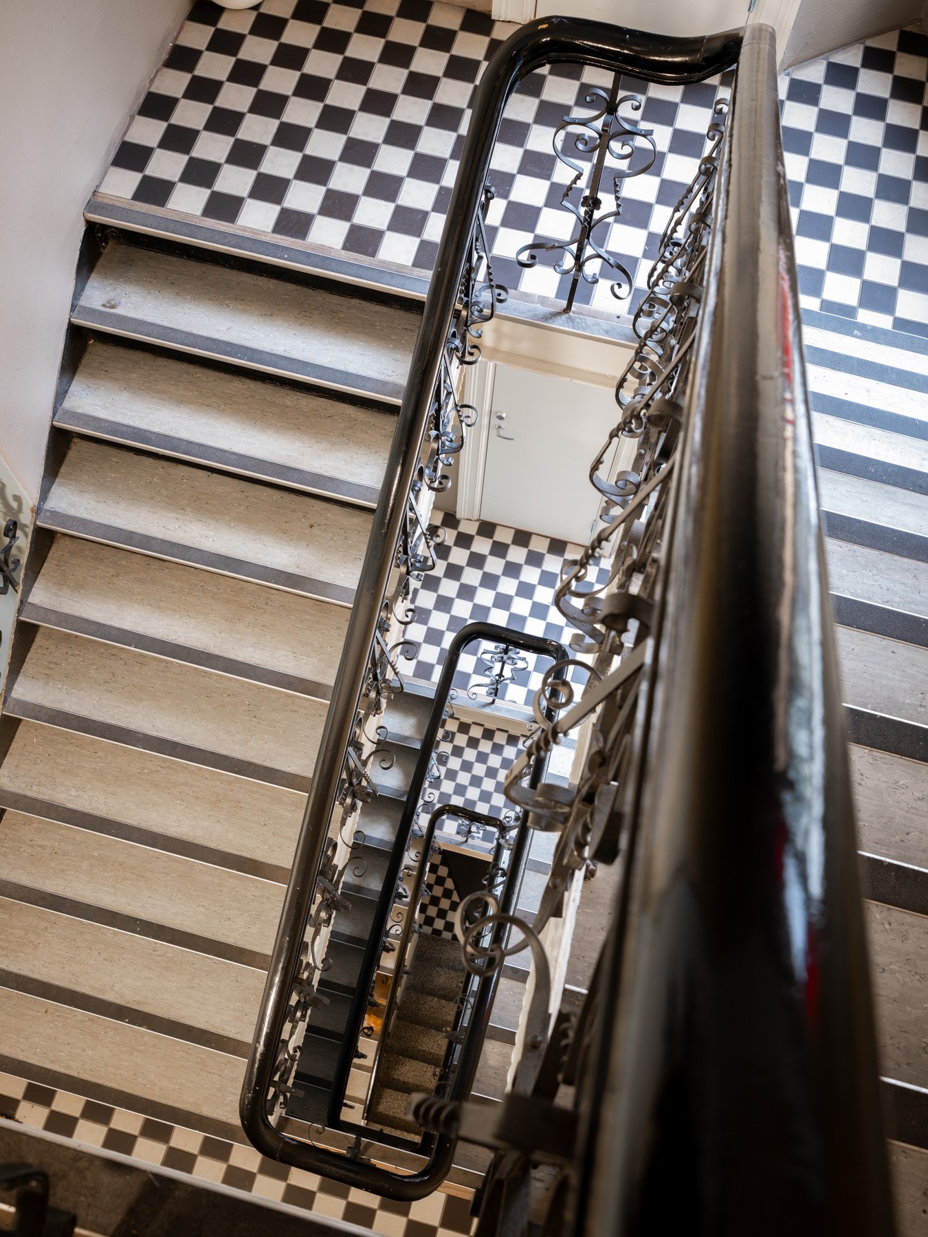 Trappeadkomst til boligen som ligger i 4. etasje. Galleribilde