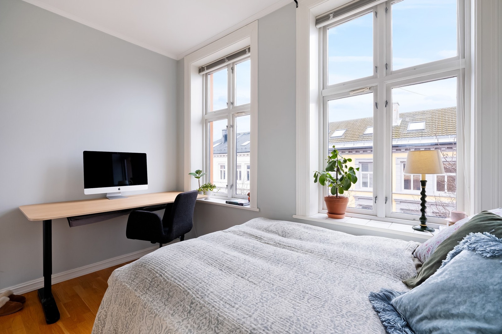 Rommet har fin plass for dobbeltseng og oppbevaringsmøblement. Galleribilde