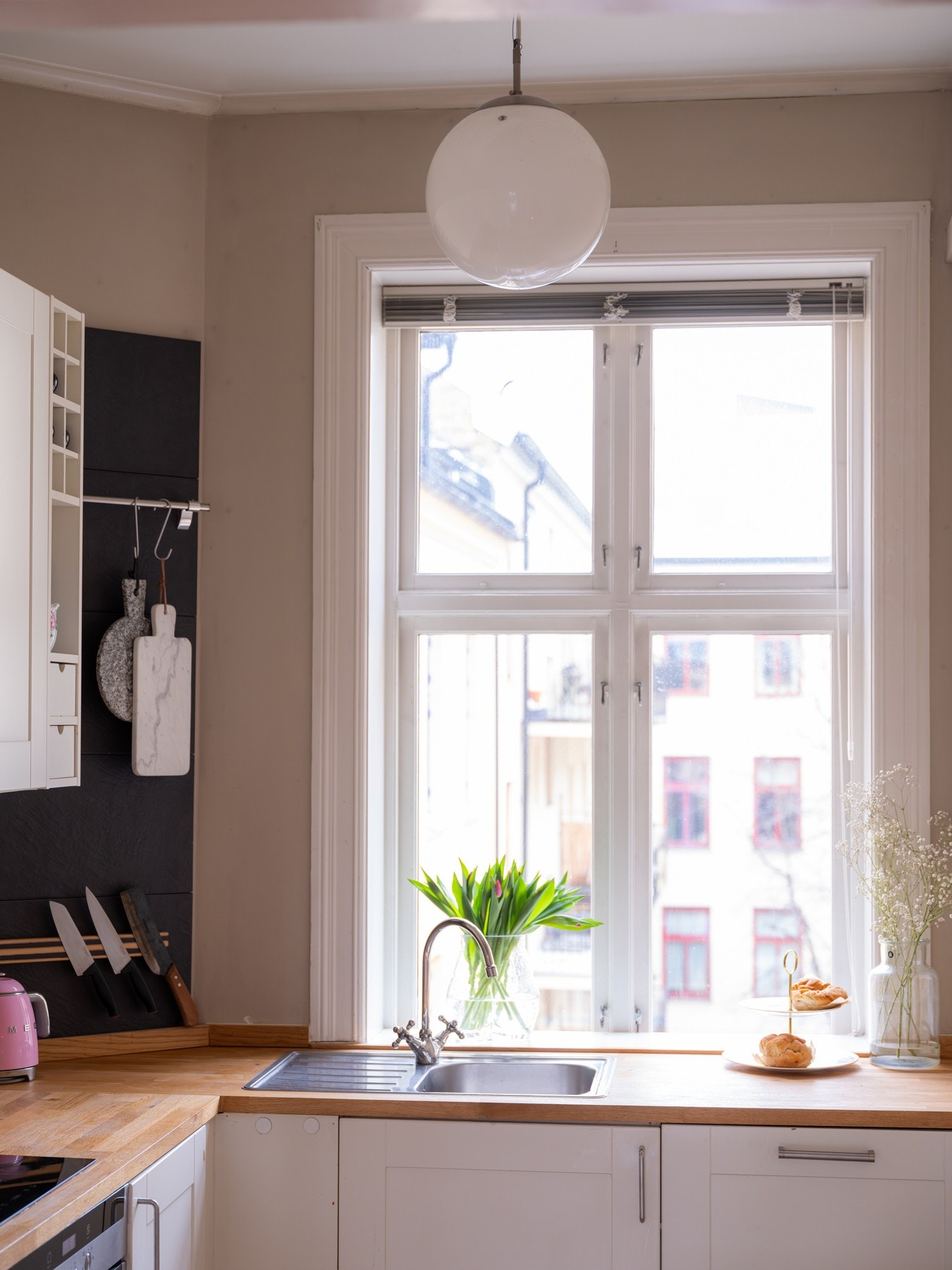 God takhøyde på 2,95 meter og den generøse vindusflaten gir godt med lys også her. Galleribilde