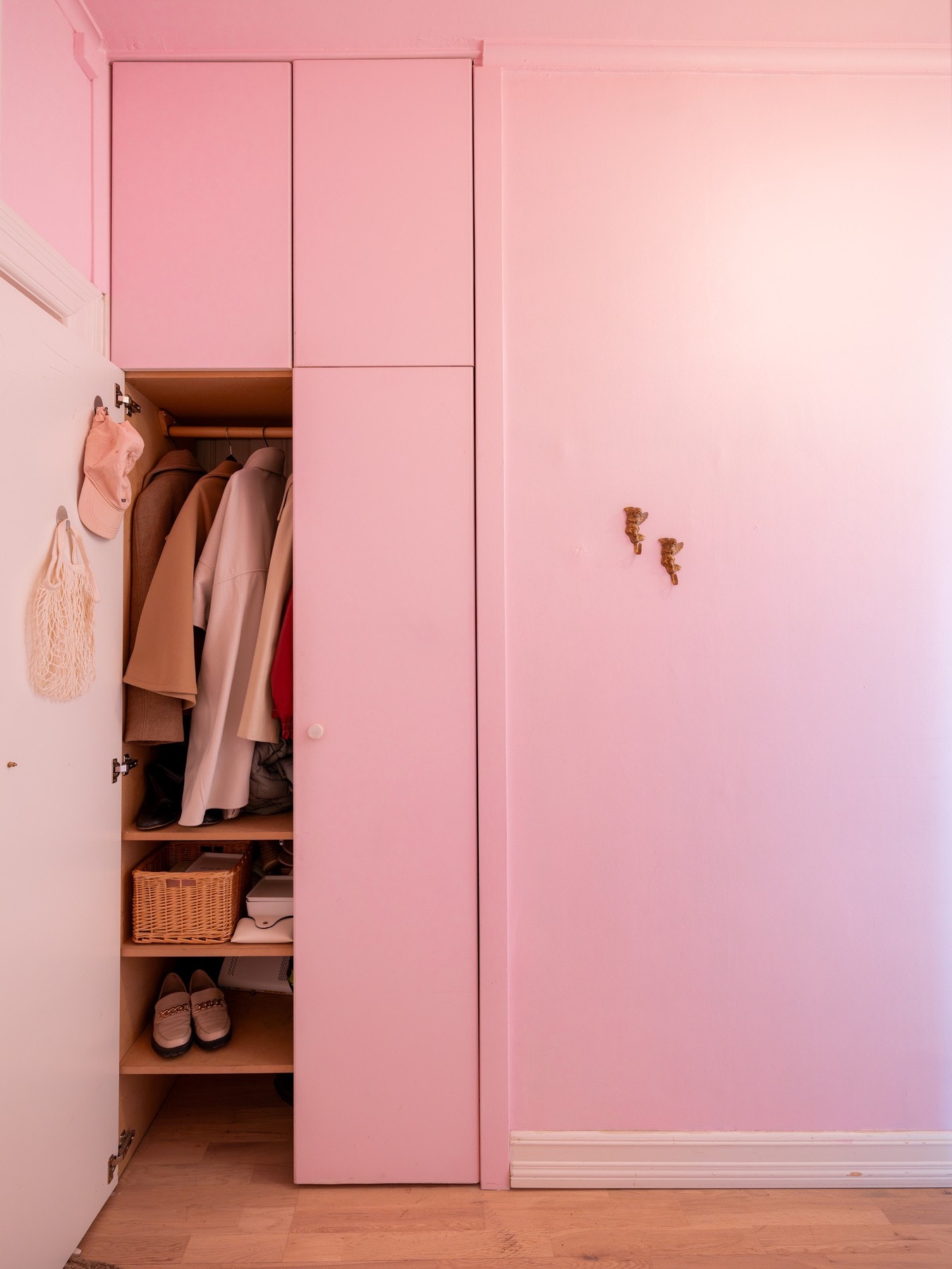 Entréen har plassbygget garderobeløsning. Av ekstern lagring medfølger det en loftsbod på 4 kvm gulvareal og en kjellerbod på 8 kvm. Galleribilde