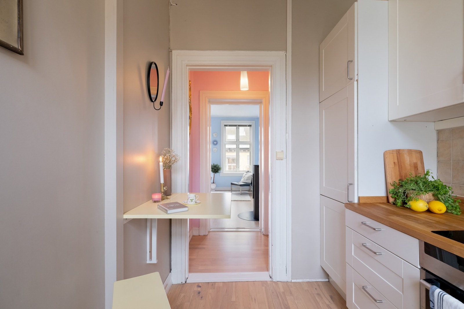 Det er også plass til et hyggelig lite frokostbord hvor du kan starte dagen. Galleribilde