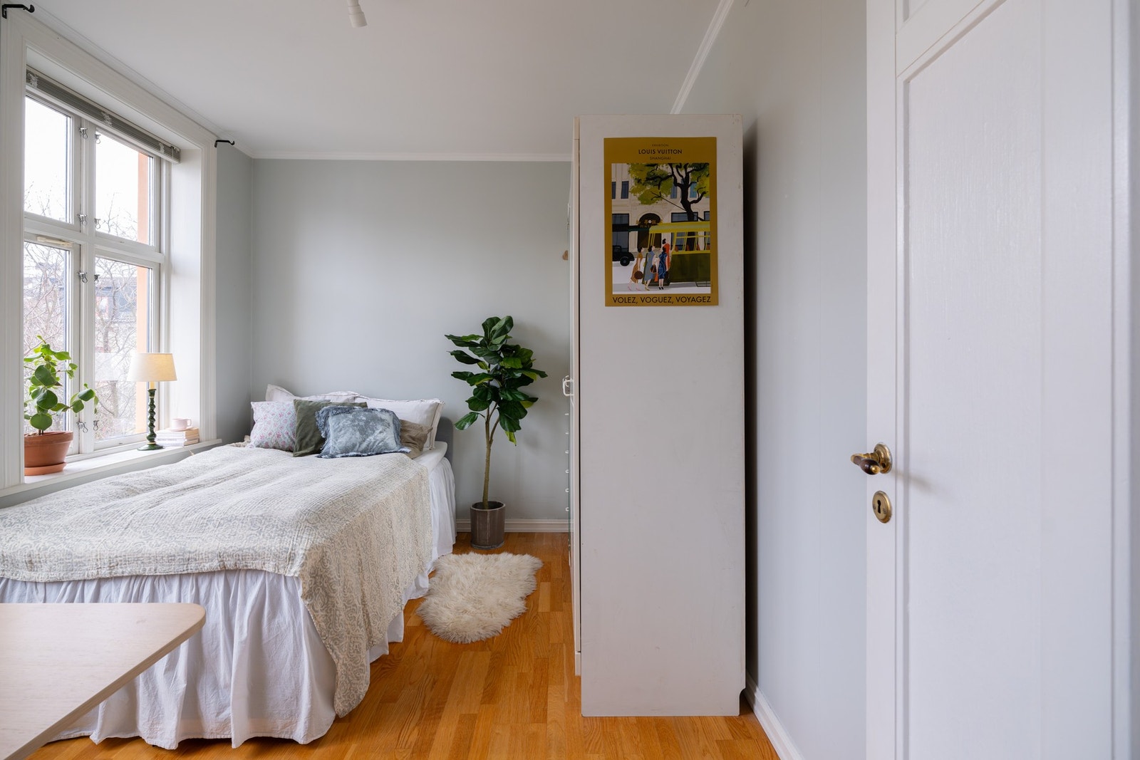 Garderobeskapet medfølger. Galleribilde