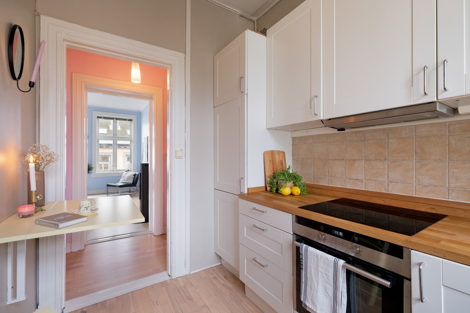 Integrerte hvitevarer som stekeovn, platetopp, kjøleskap med fryser og oppvaskmaskin medfølger. Galleribilde