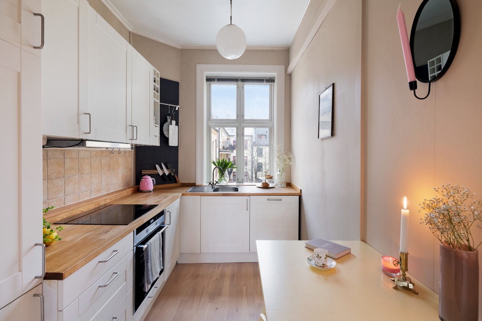 Boligens kjøkken er separat, beliggende i motsatt side av leiligheten. Galleribilde