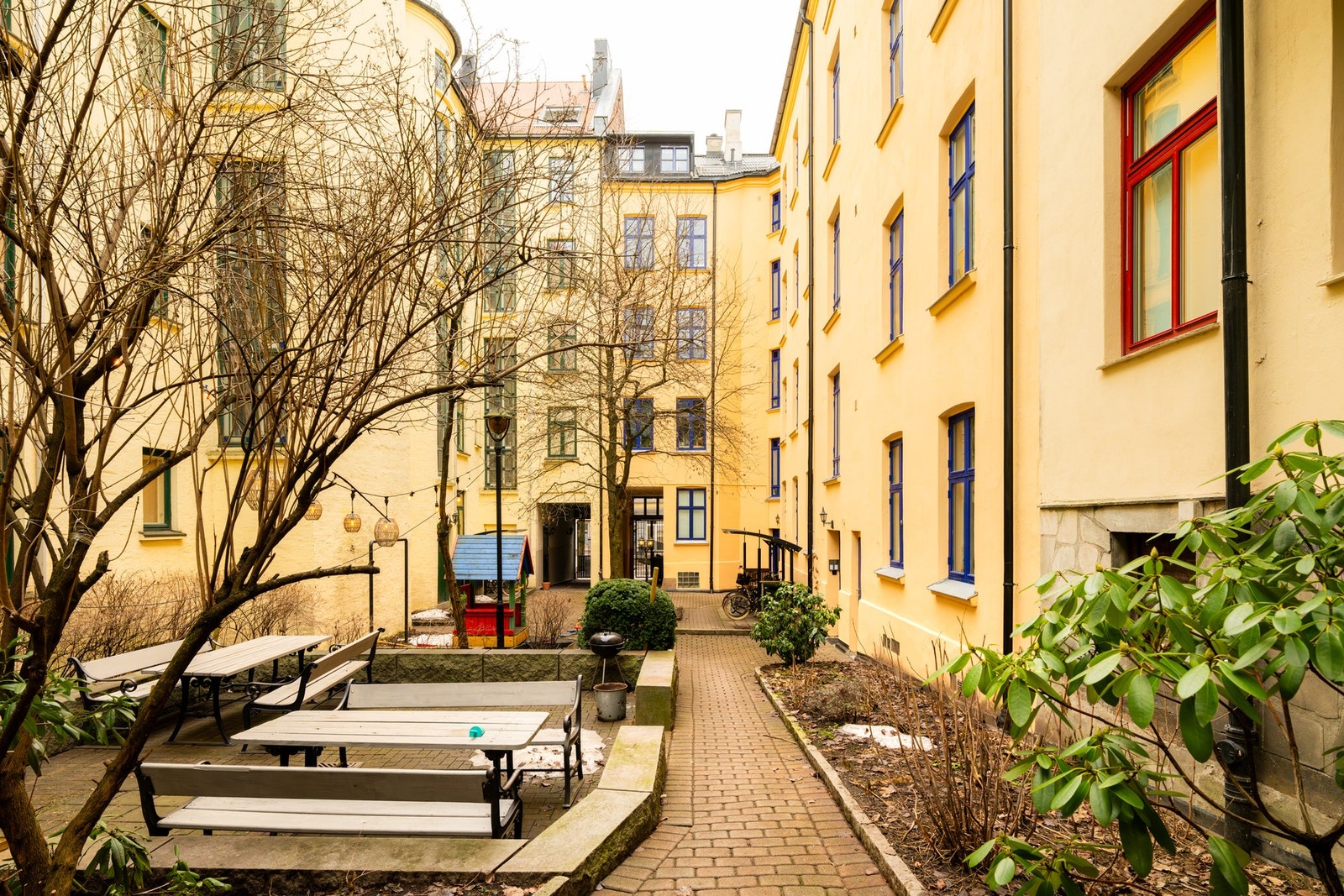 Pent opparbeidet med sittegrupper, grill, lekeplass og sykkelparkering. Galleribilde