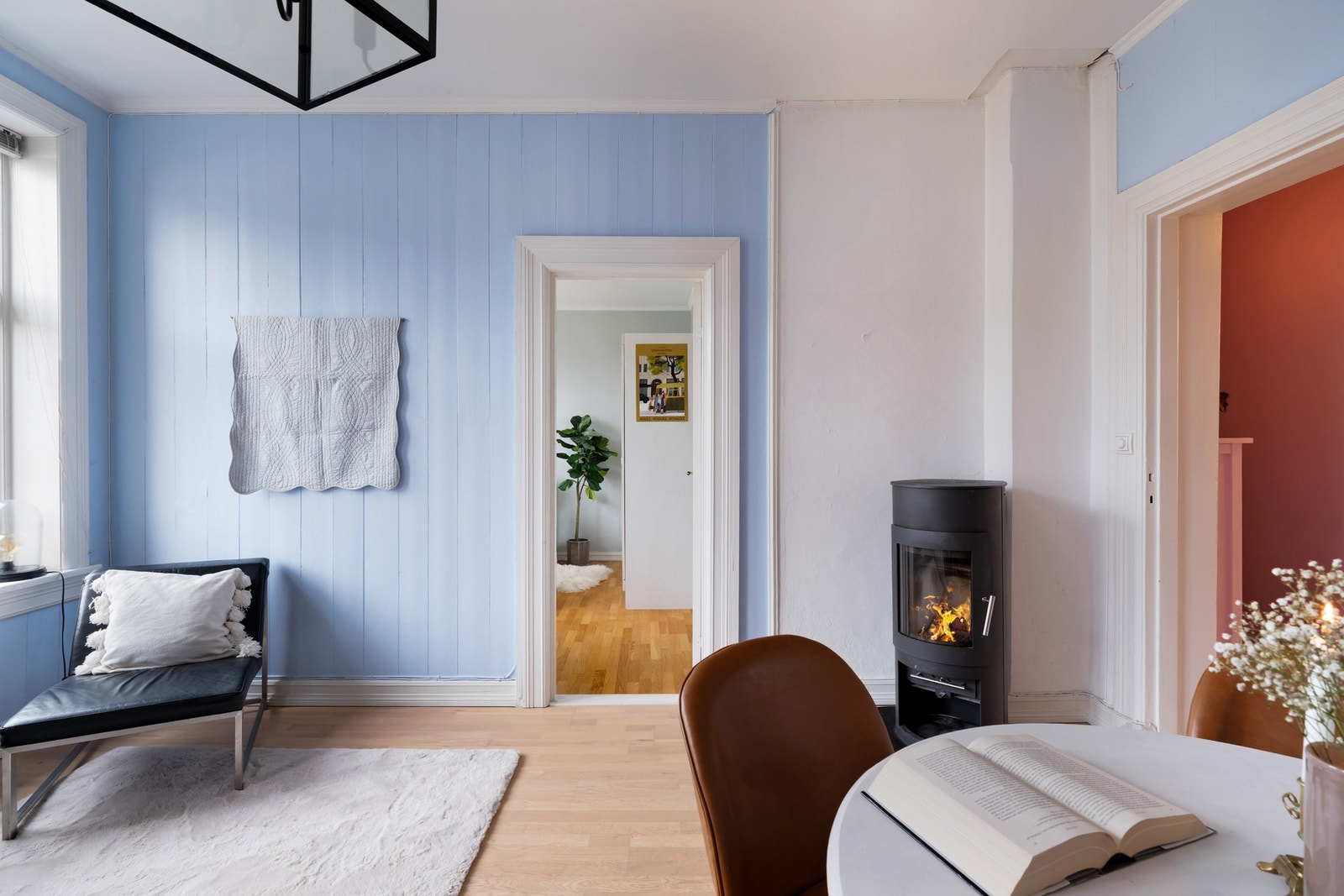 I rommet er det plassert en moderne peisovn som bidrar til varme og hygge på kaldere dager. Galleribilde