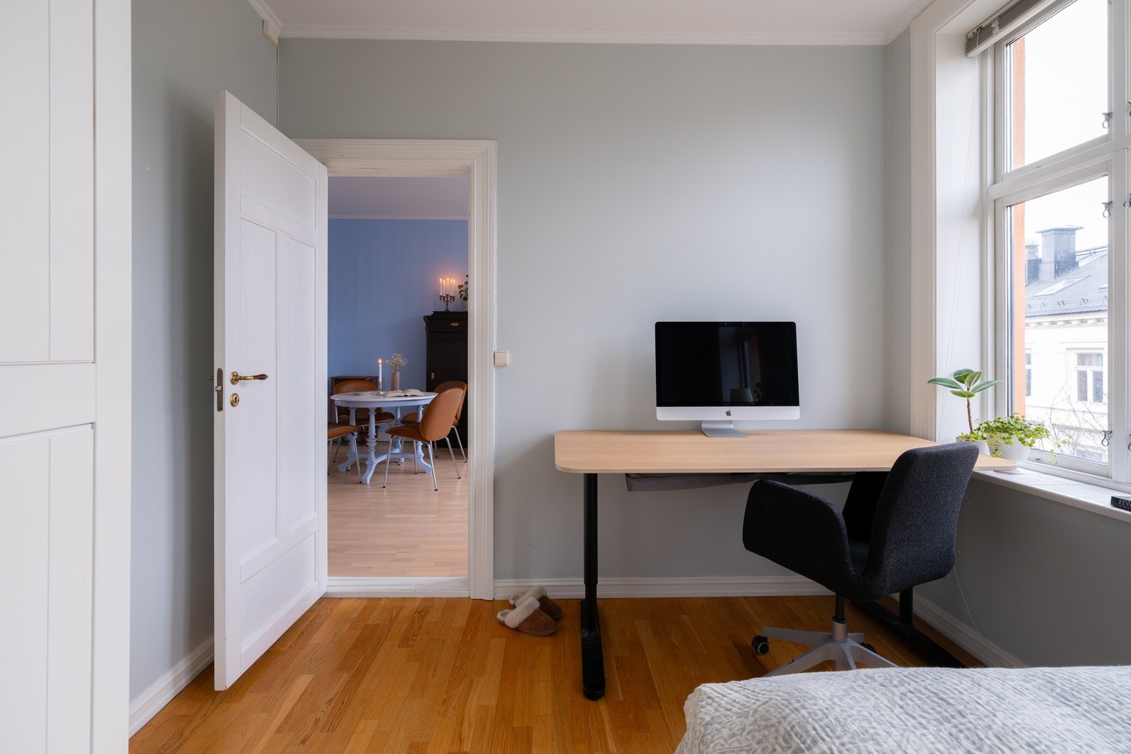 Har du hjemmekontor eller er student? Her er det fint å plassere skrivepulten. Galleribilde