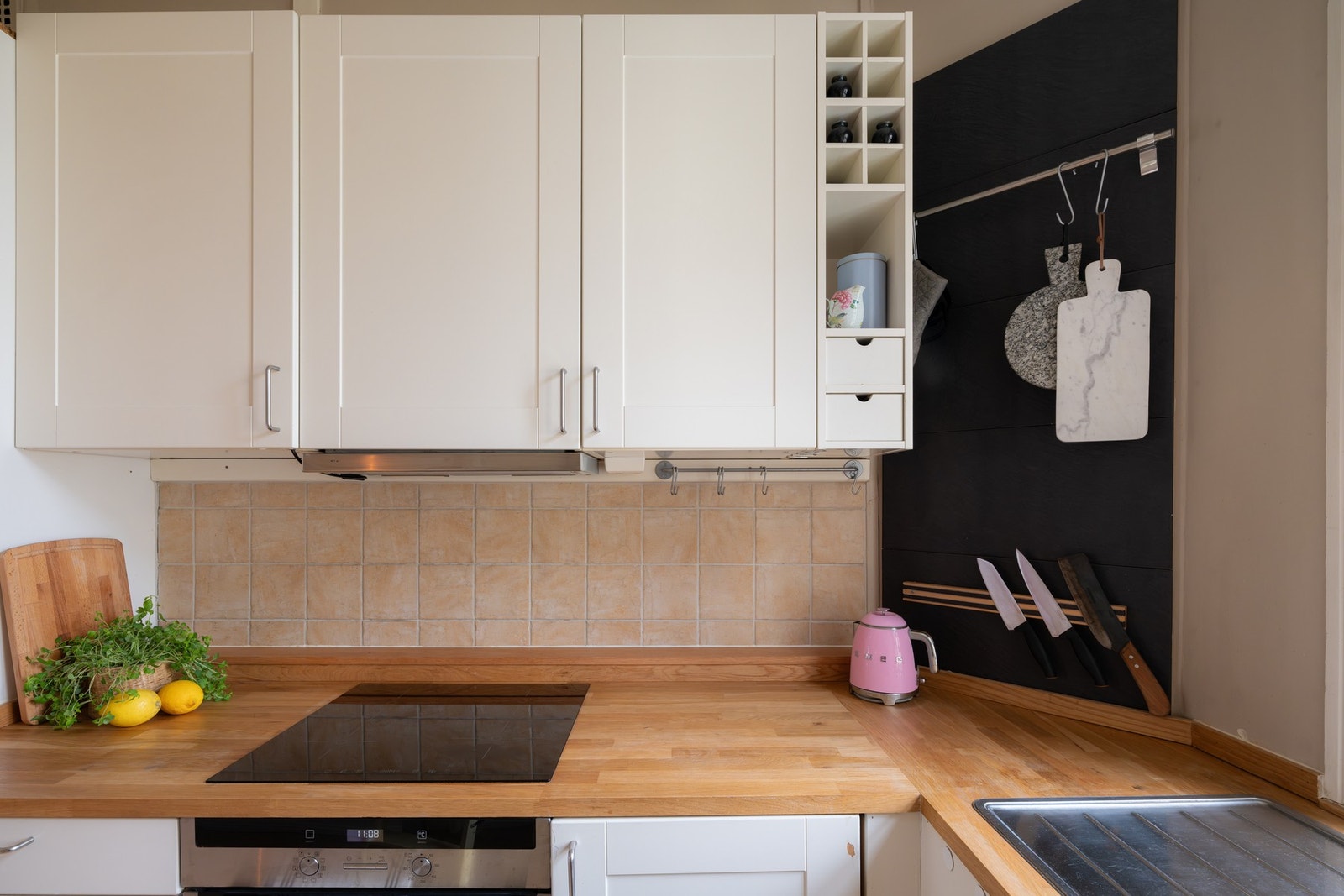 IKEA-kjøkkenet byr på en fin kombinasjon av skap- og benkeplass som gjør det enkelt å tilberede et hvert måltid. Galleribilde