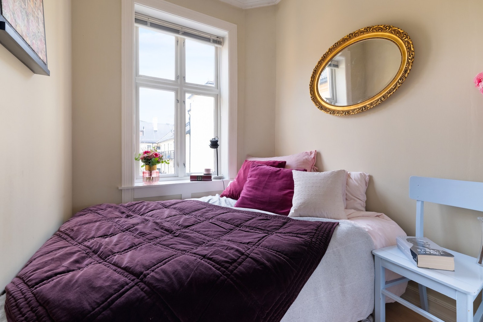 Rommet er vendt mot rolig bakgård. Her er alt lagt til rette for en god natt med søvn. Galleribilde