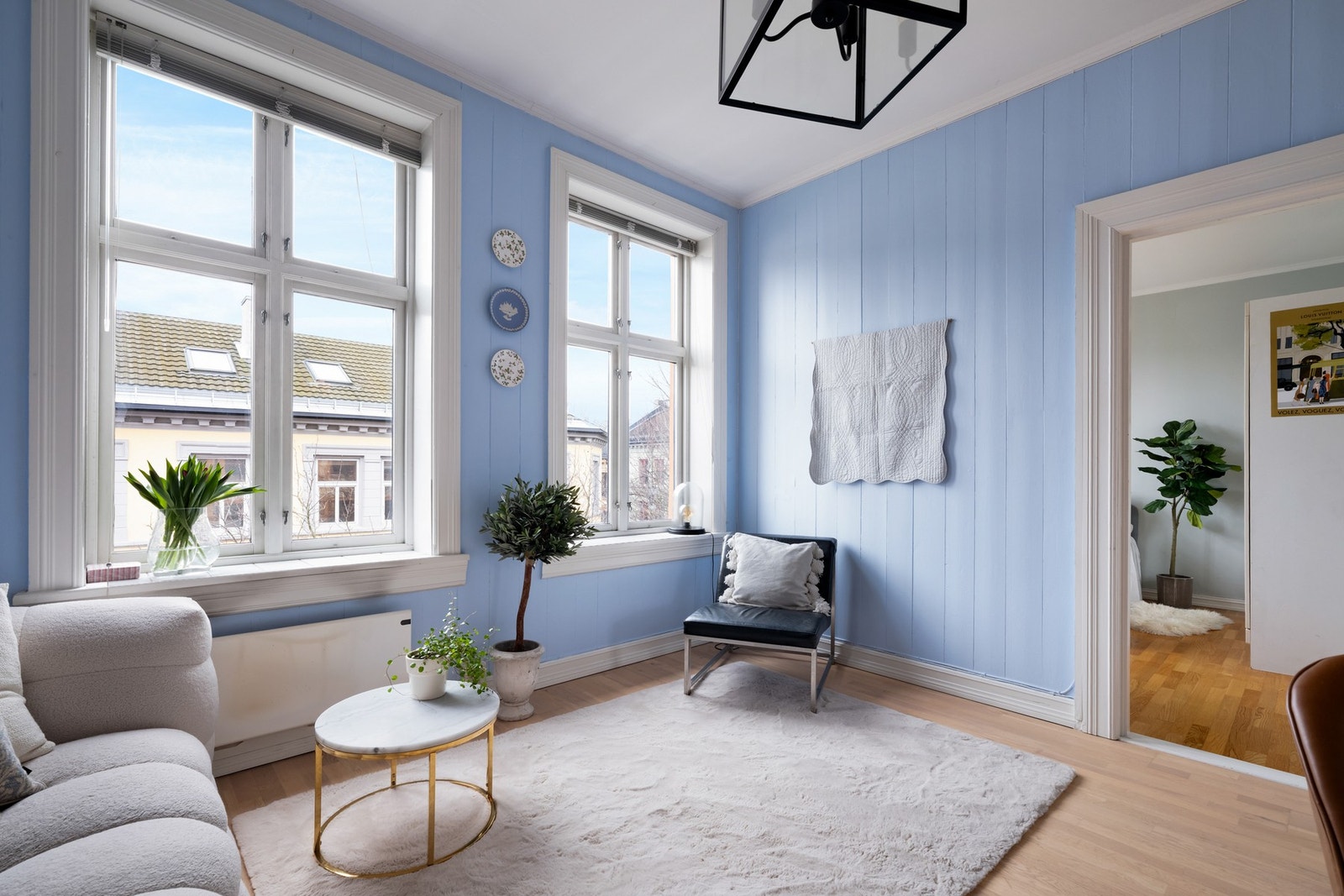 Store vindusflater med dype karmer gir godt med lysinnslipp. Galleribilde