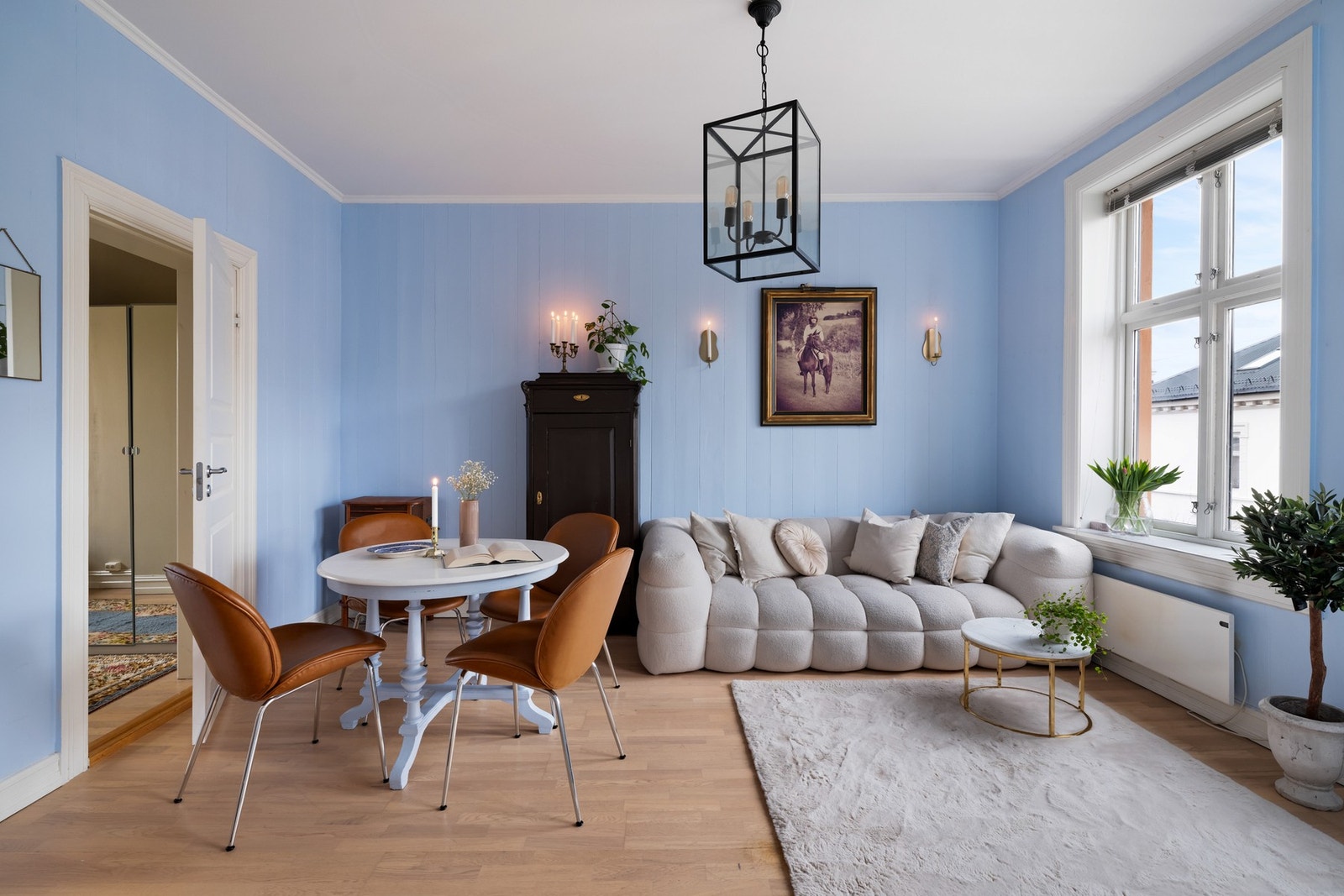 Dette er en nydelig, gjennomgående 3-roms leilighet i en klassisk bygård på attraktive Grünerløkka. Galleribilde