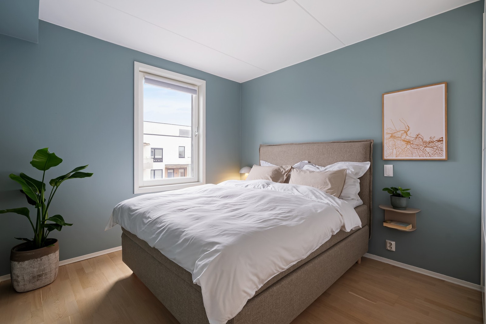 Her er det god plass til dobbeltseng med nattbord på begge sider. Galleribilde