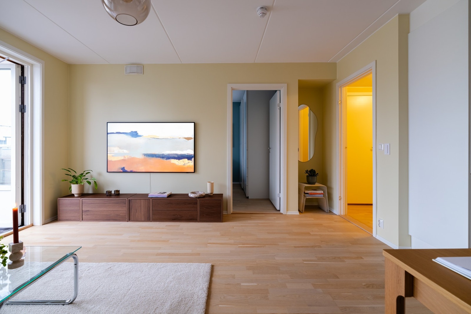 Gulvet i stue/kjøkken, sov og gang ble slipt av Kvikk parkettsliperi i 2025. Galleribilde