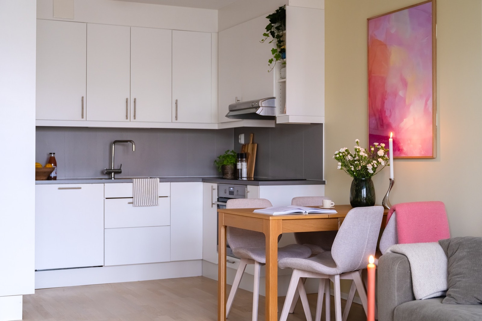 Kjøkkenet fremstår tidsriktig og pent brukt. I tillegg til god skap- og benkeplass gjør matlagingen til en fryd. Galleribilde