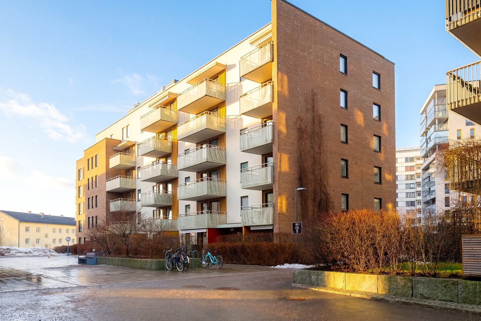 Blokken ligger i bakgården på Grefsen stasjon og er således skjermet fra hovedveien. Galleribilde