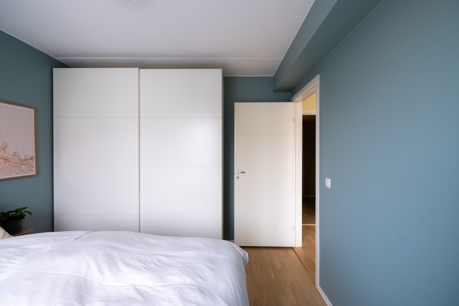 Det er god plass til stort garderobeskap på soverommet - skapet medfølger. Galleribilde
