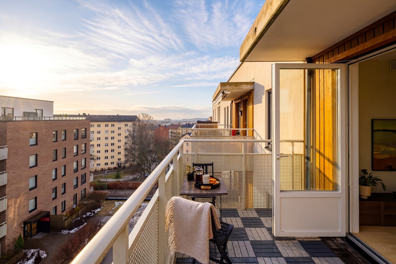 Fra balkongen ser du hele veien ned til sentrum. Galleribilde