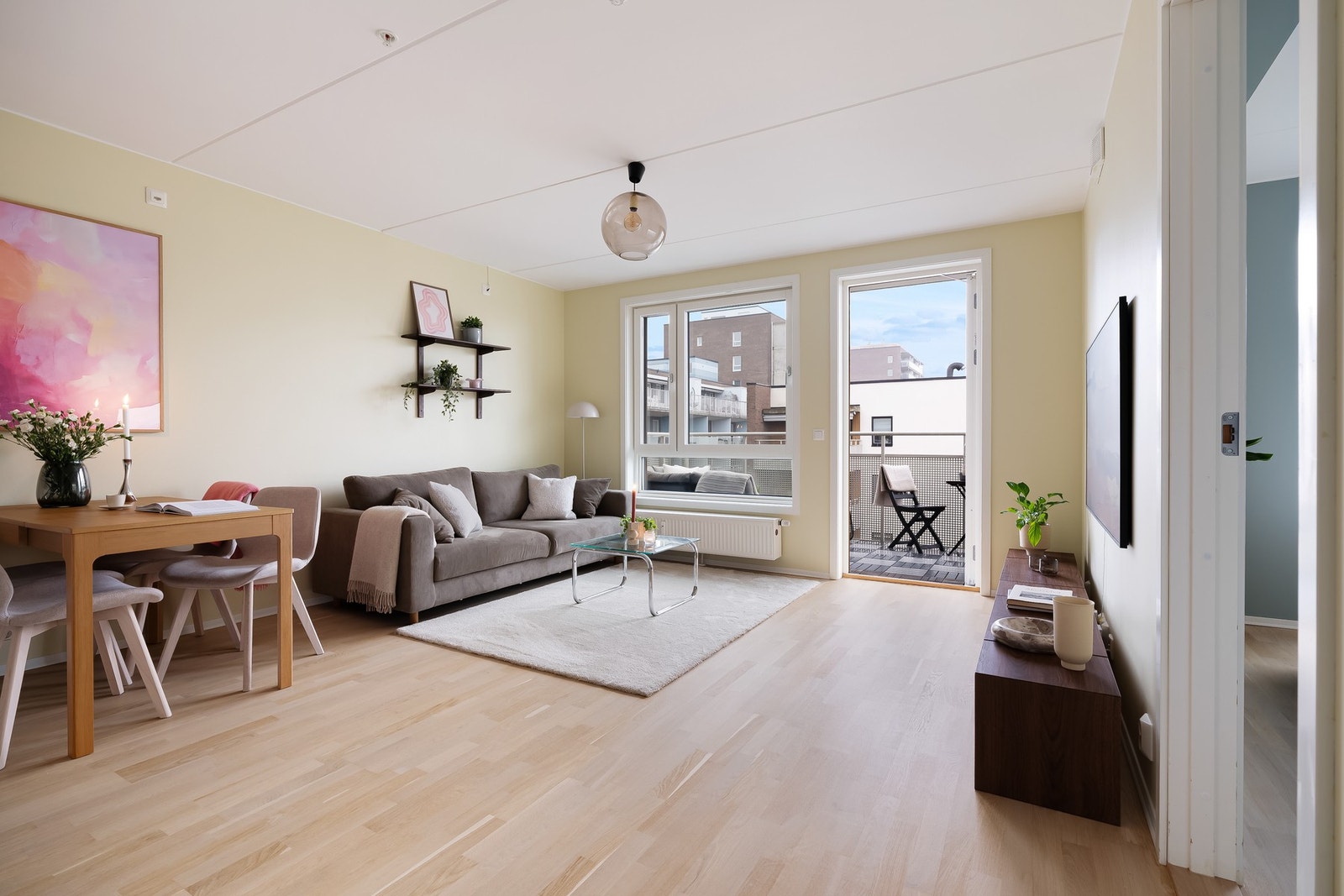 Stuen har en god planløsning som gjør det enkelt å innrede med sofa- og spisegruppe. Galleribilde