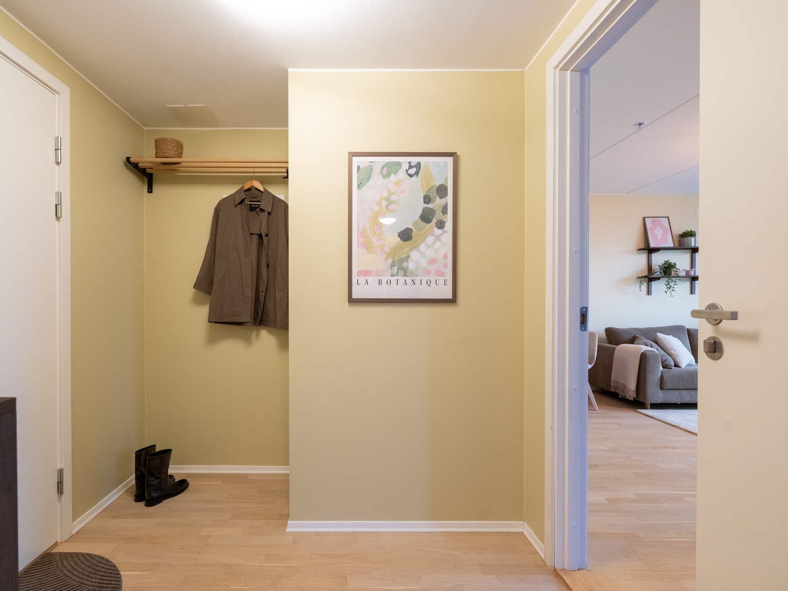 Det er i entreen god plass til heng og oppbevaring. Galleribilde