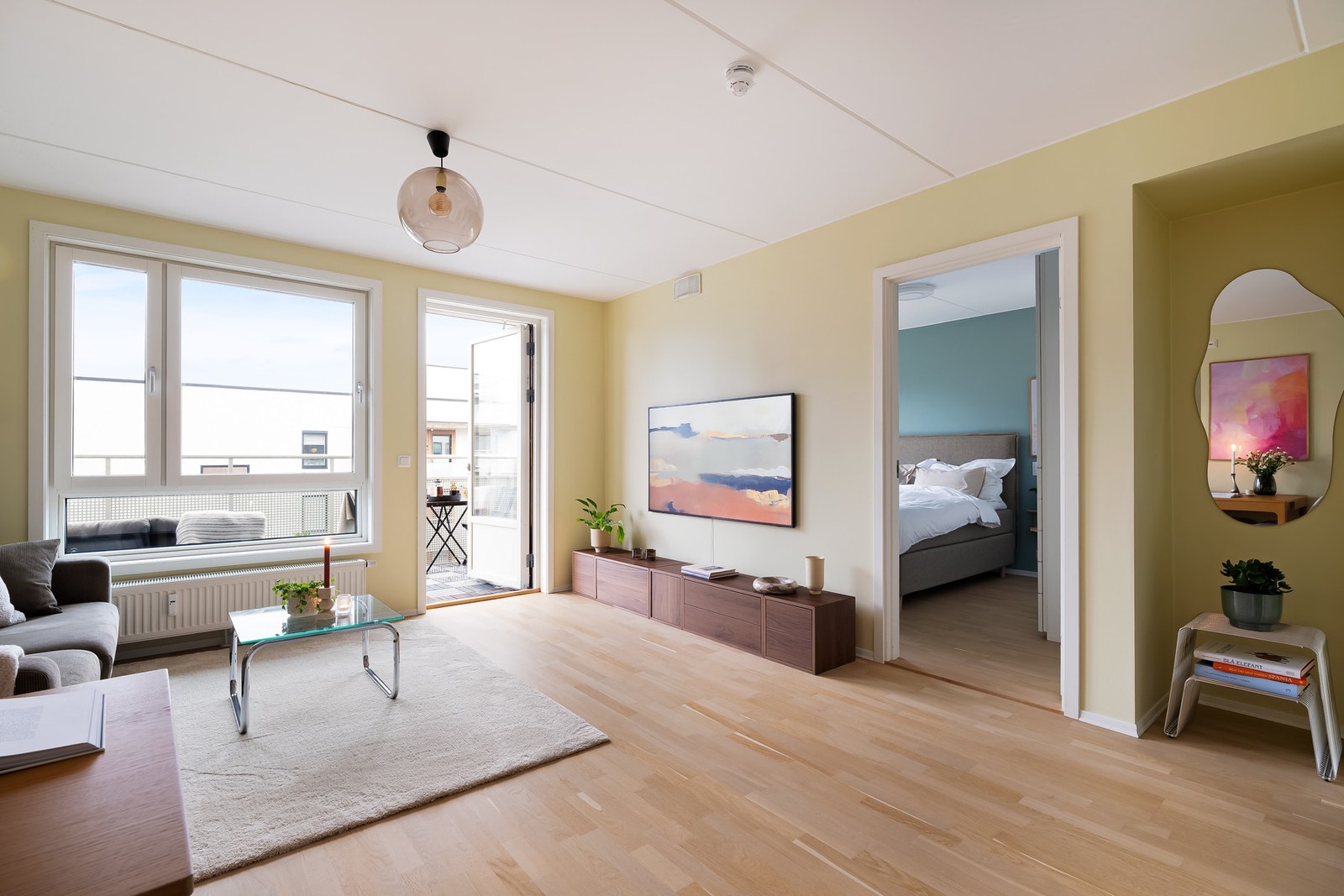 Beliggende øverst i blokken bidrar til gode lysforhold i leiligheten. Galleribilde