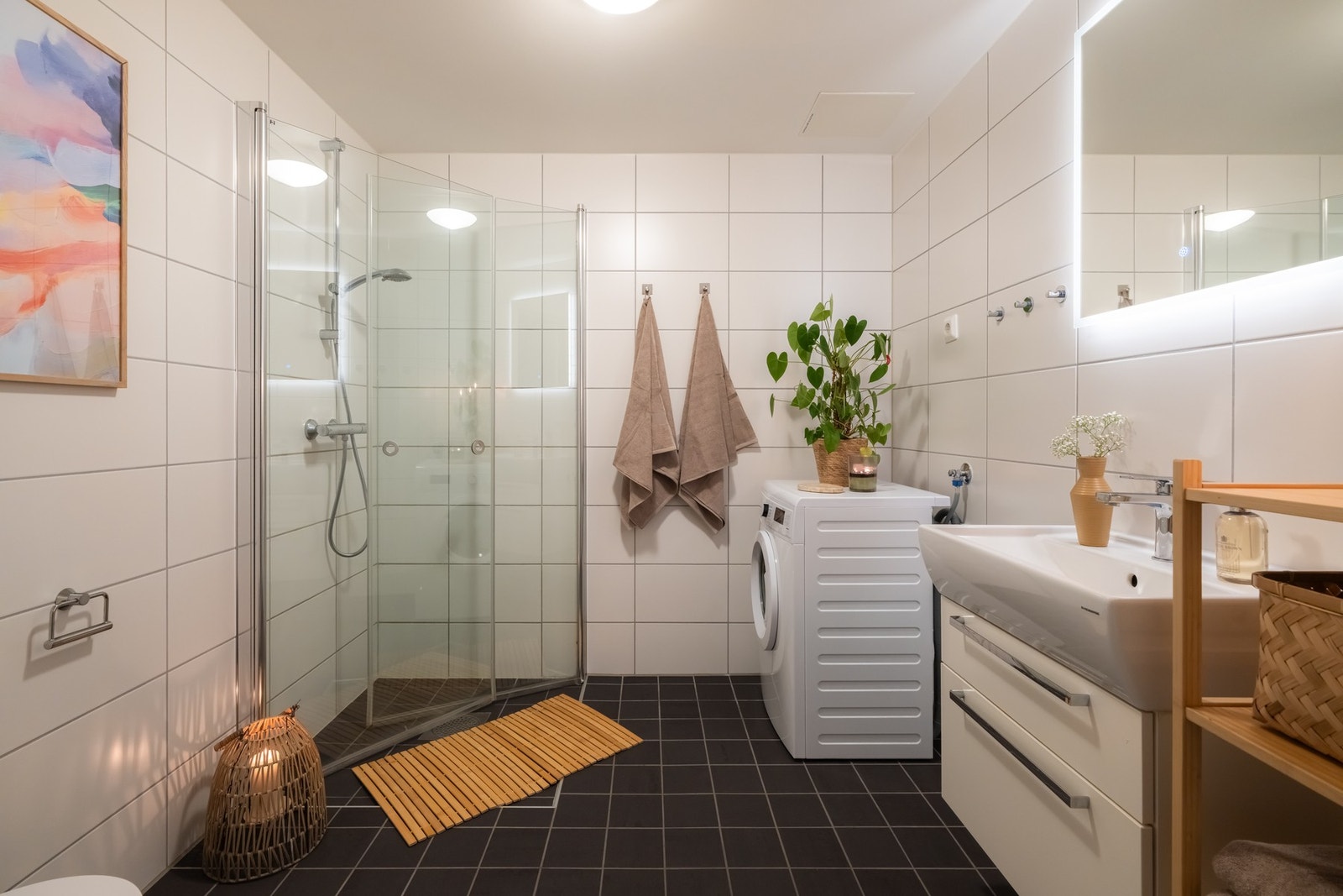 Skuffeseksjon under servant gir god oppbevaring. Det er også opplegg for vask og tørk. Galleribilde