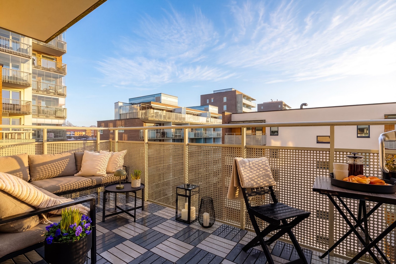 Balkongen er på hele 9 kvm og har sol fra tidlig morgen til ca. 18:30 sommertid. Galleribilde