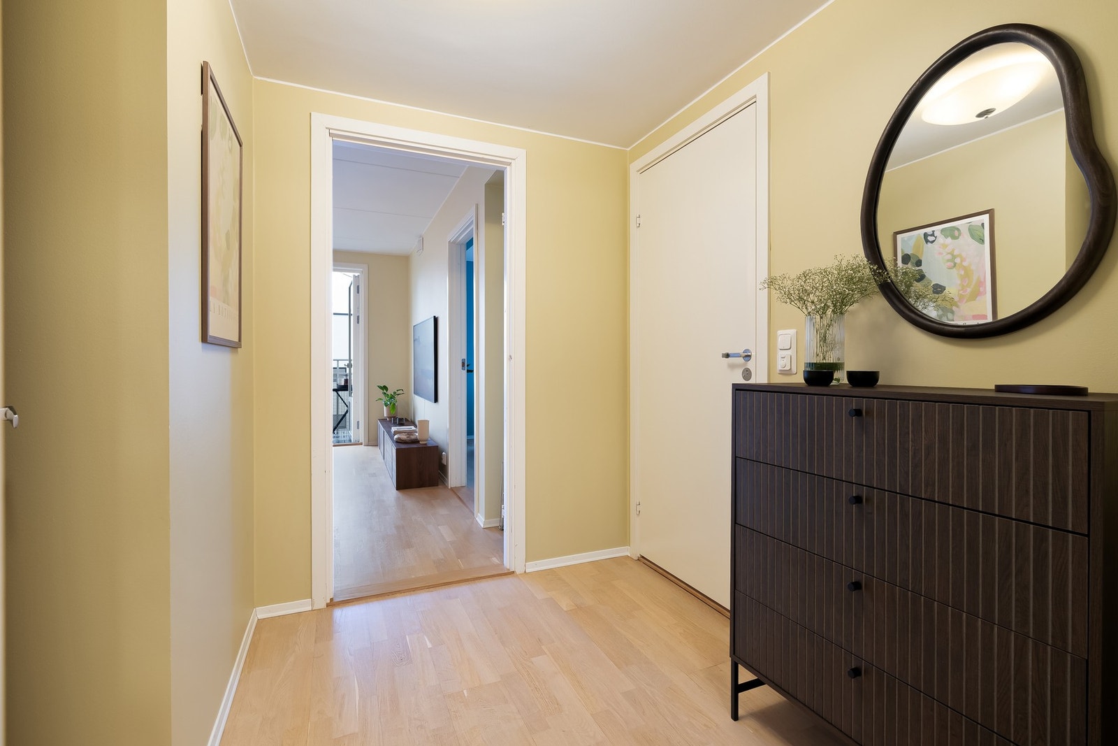 Fra inngangsdøren er dette førsteinntrykket av en meget hyggelig og fin 2-roms leilighet på Grefsen stasjon. Galleribilde