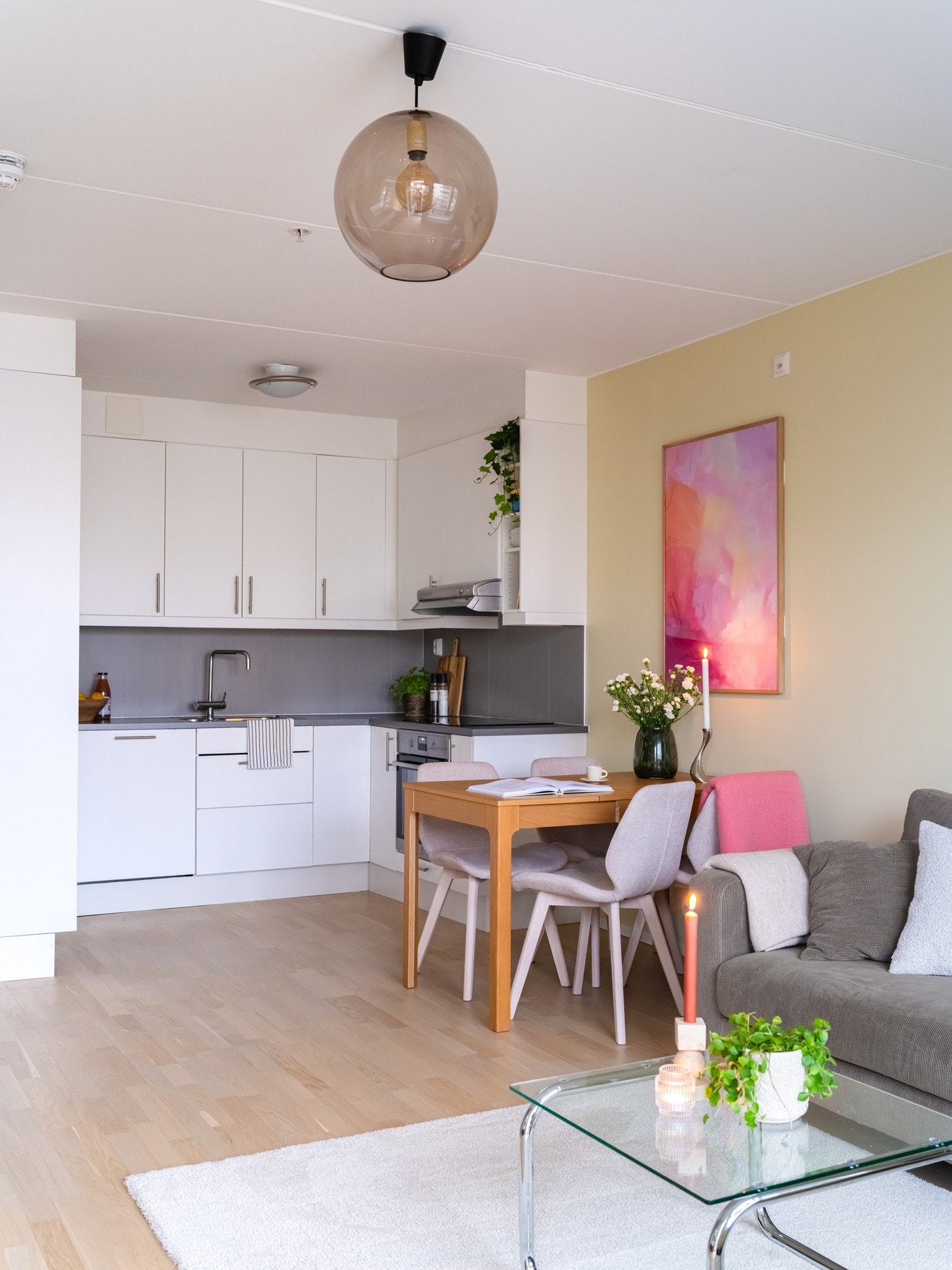 Spisebordet adskiller kjøkkenet fra stuen på en sosial og naturlig måte. Galleribilde