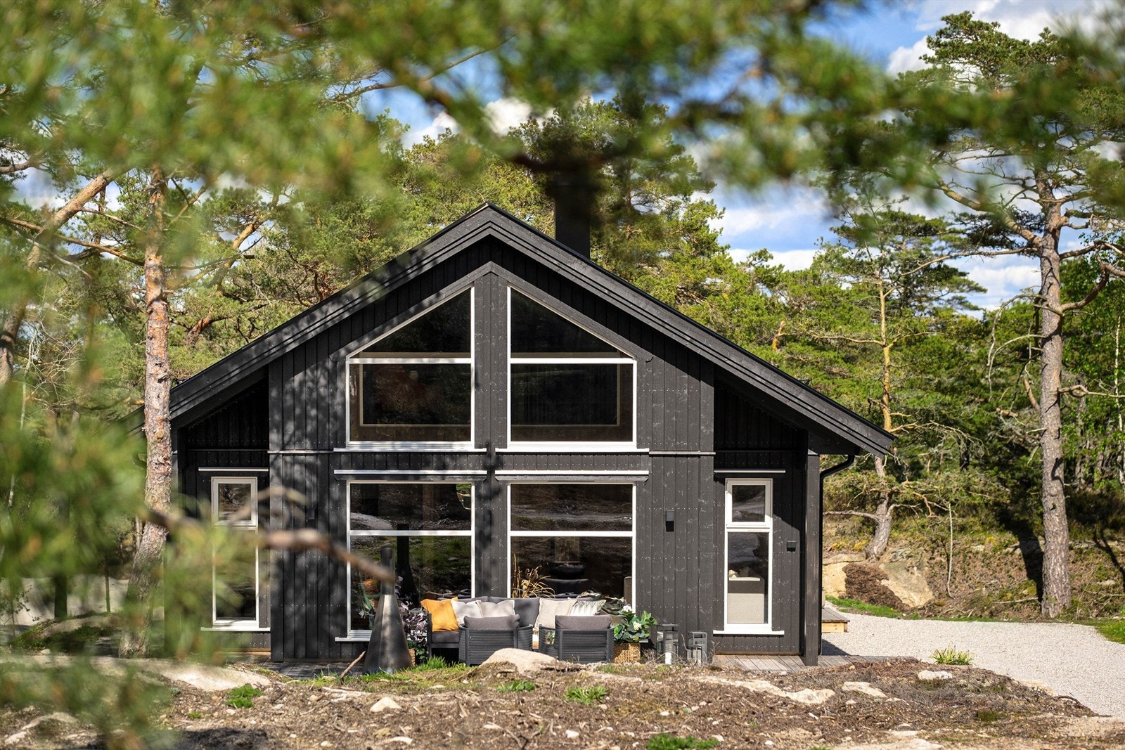 Skogsterrenget i omgivelsene er svært fredelig. Ute på den solfylte terrassen er du i nær kontakt med naturen. Galleribilde