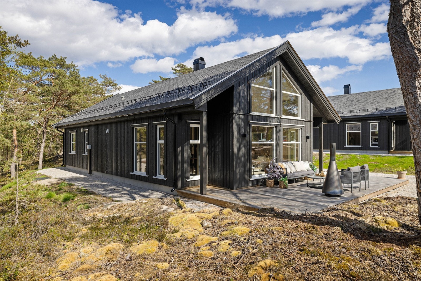 Hytta er en modell fra Nordlyshytter med mange og moderne kvaliteter. Best av alt; den er helt ny. Galleribilde